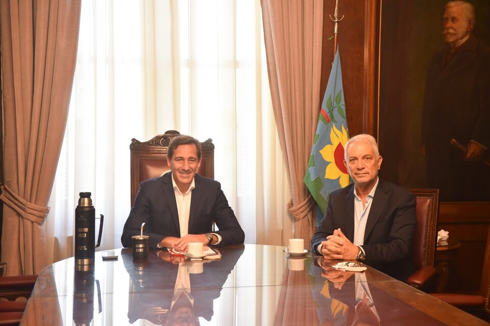 Julio Garro y Julio Alak en la primera reunión que abrió la transición de gobierno en La Plata.